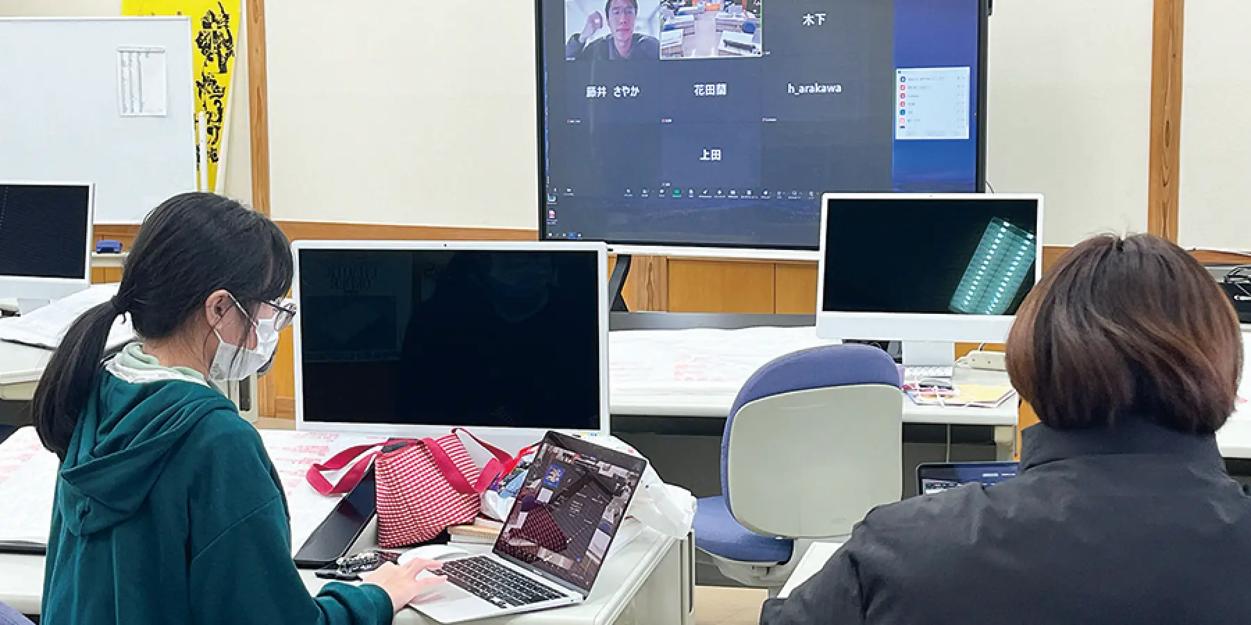 1時間目はMAXHUBを使ってオンライン授業！