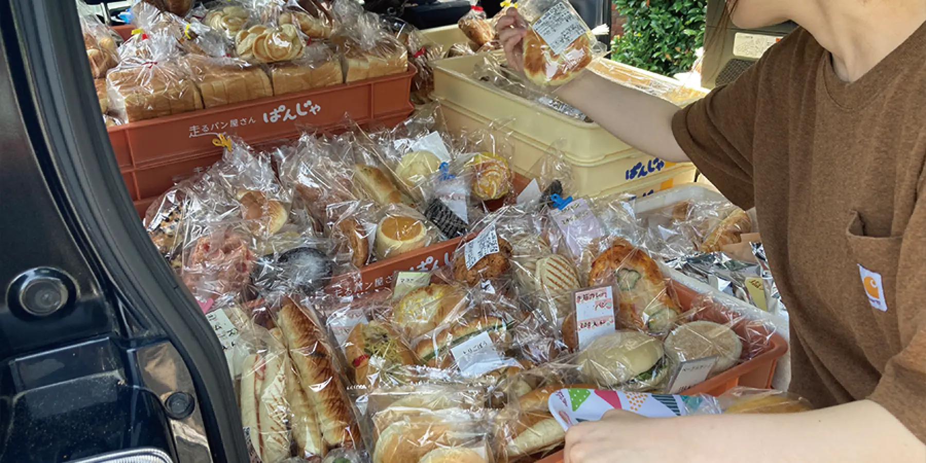 昼休みは友達と購買部でお昼ご飯を購入。