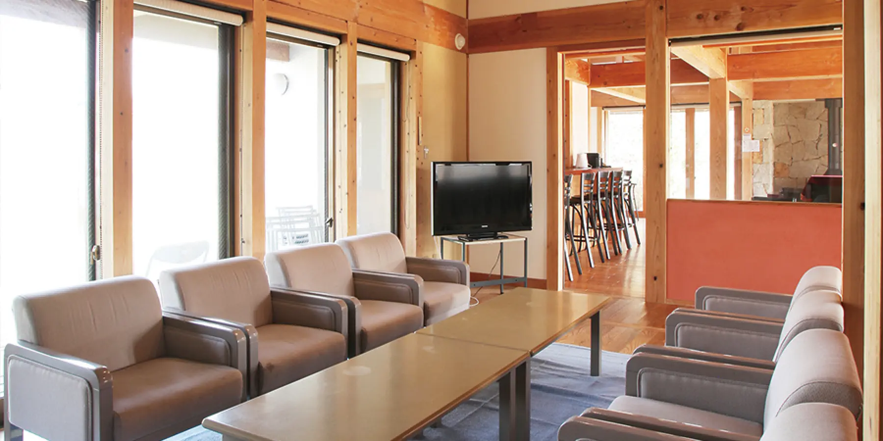 セミナーハウスの広々としたリビングで友達とまったり。